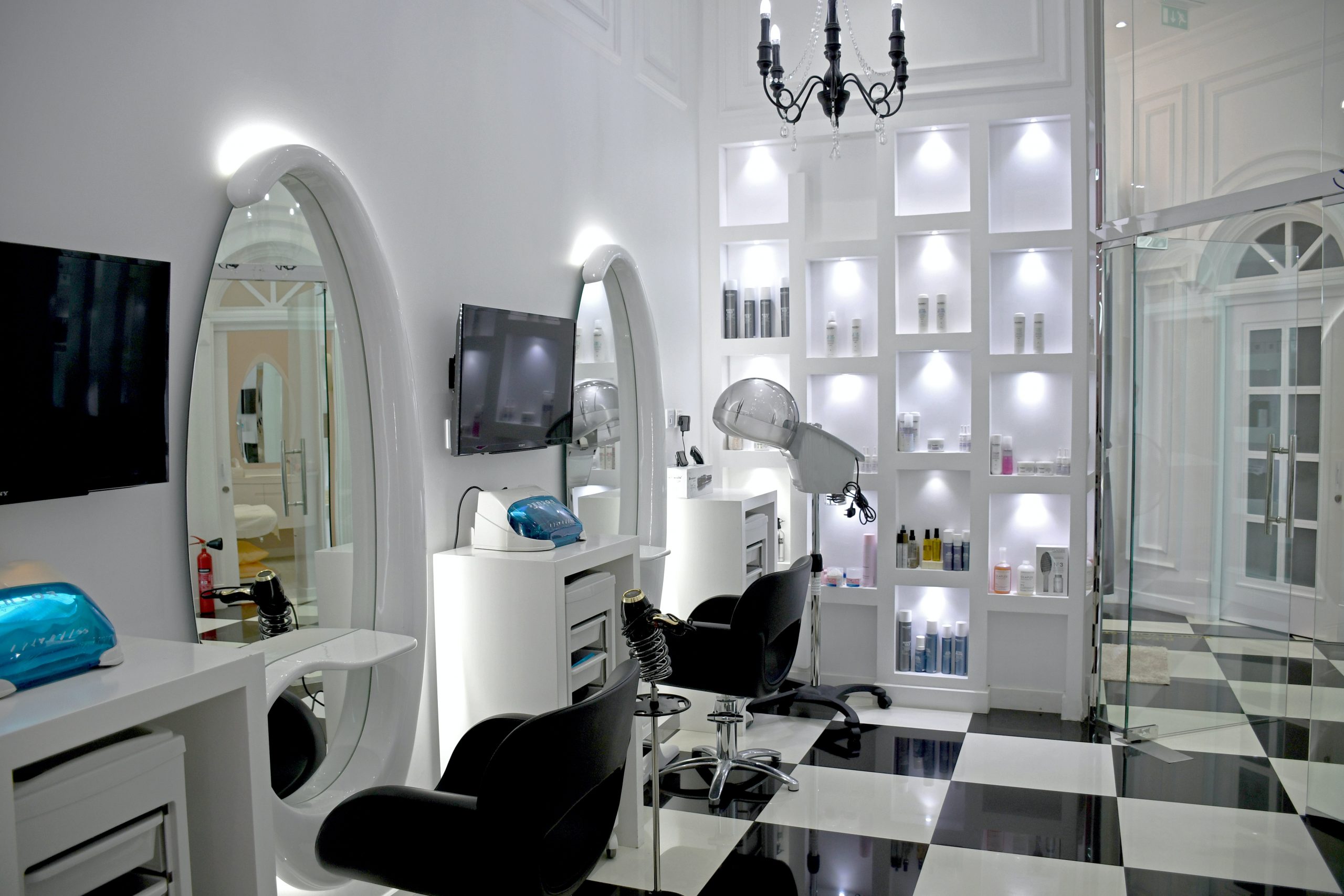 Salon Suites vs. Traditional Salons: 6 Leading Differences